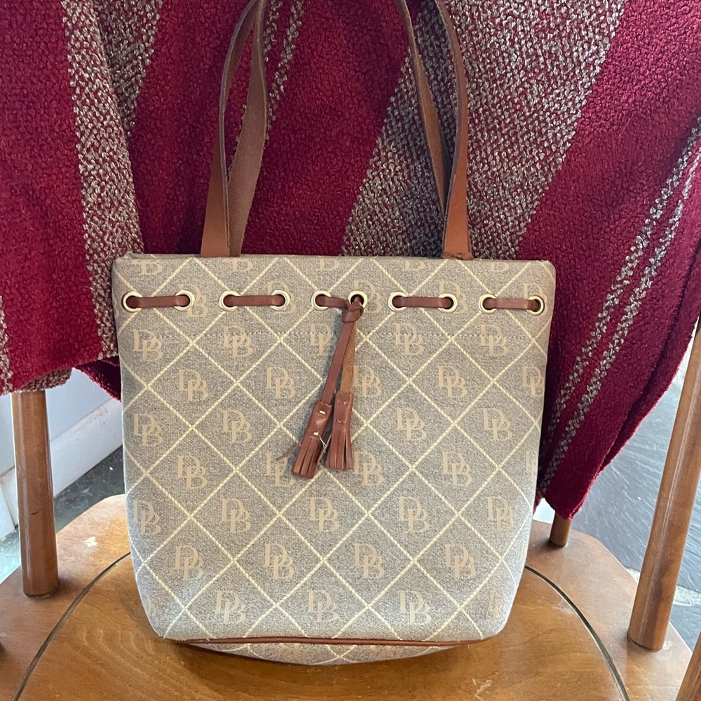 Dooney and Bourne Purse in Like new condition.